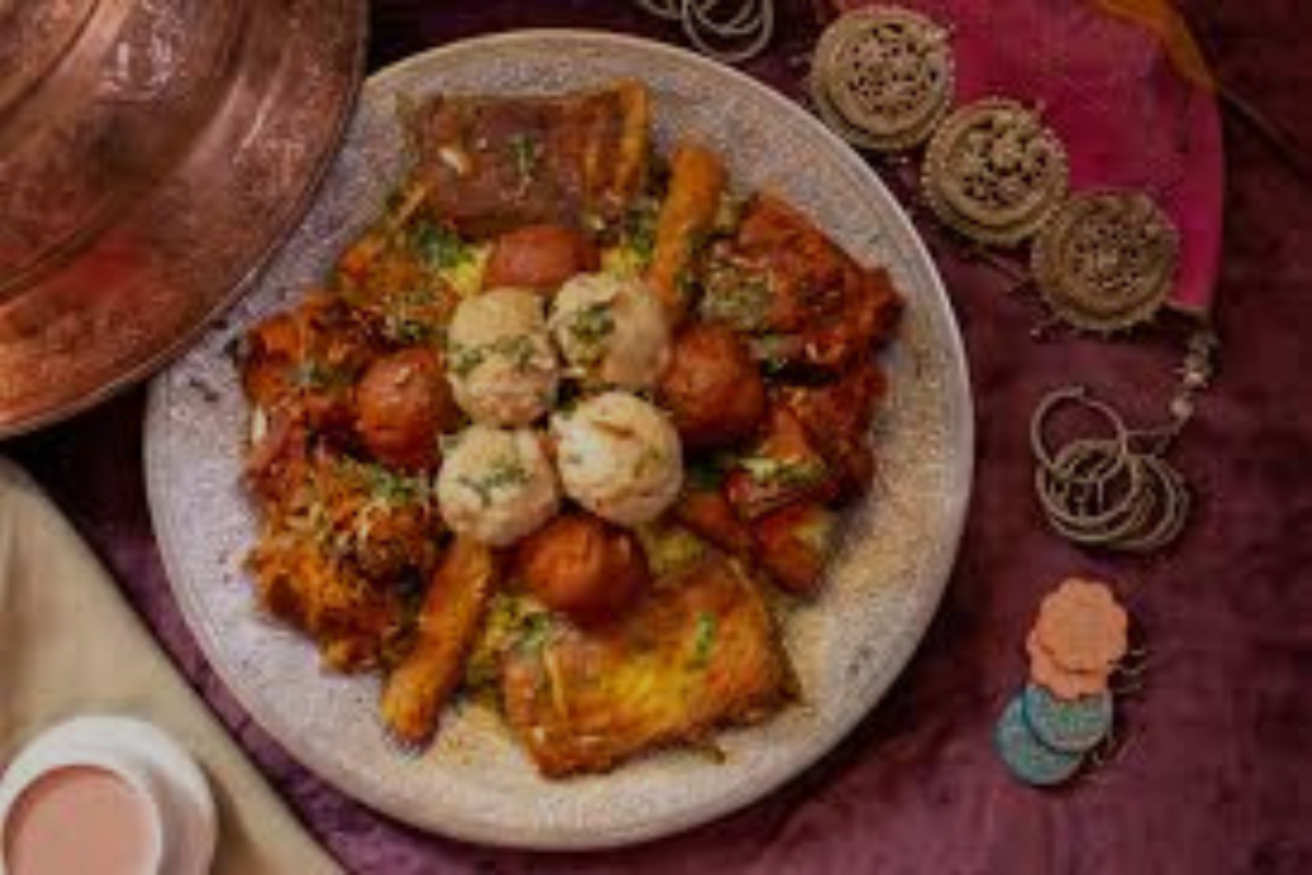 Kashmiri wazwan feast platter on a copper trami with traditional dishes symbolizing Kashmiri culture